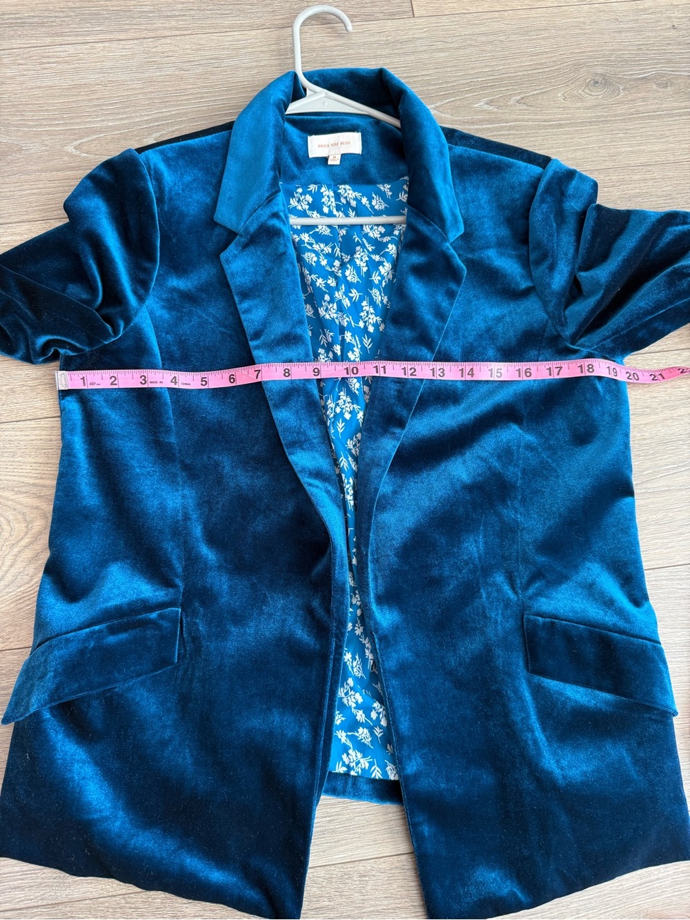 Skies Are Blue Ruched Sleeve Velvet Blazer Size Medium - Picture 12 of 12